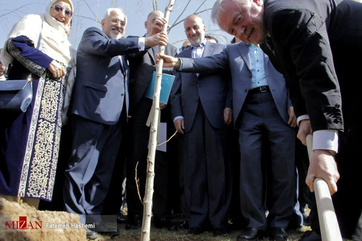 کاشت نهال دوستی با دستان ظریف و نجفی/عکس