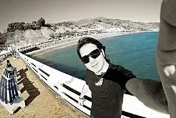 عکسی از محسن یگانه در سواحل آمریکا