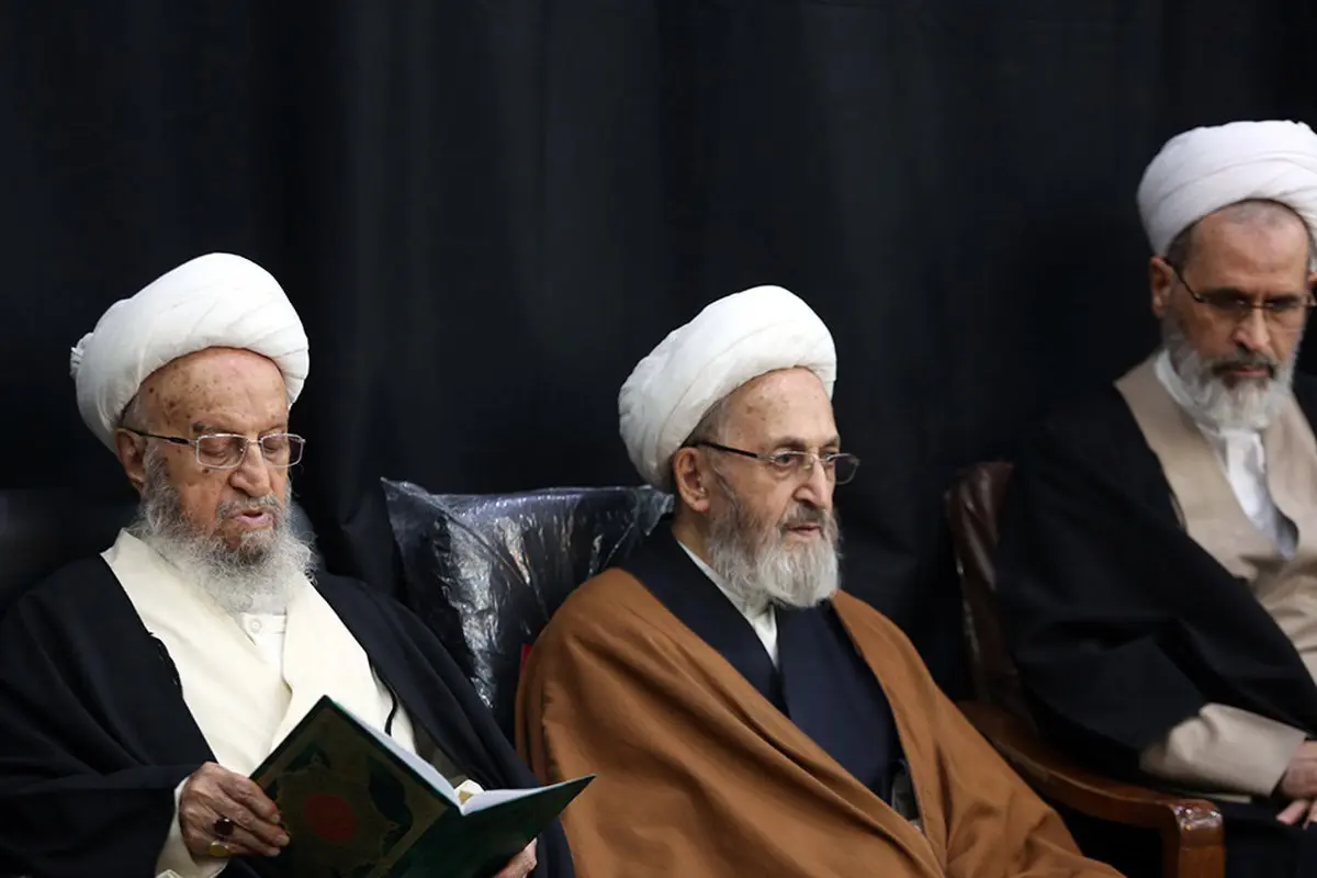 تصاویر / آیات عظام قم در مراسم ترحیم سانحه هوایی تهران