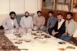 آیت الله خامنه ای و شهیدباهنر،مهمان سفره ساده شهید بهشتی/عکس