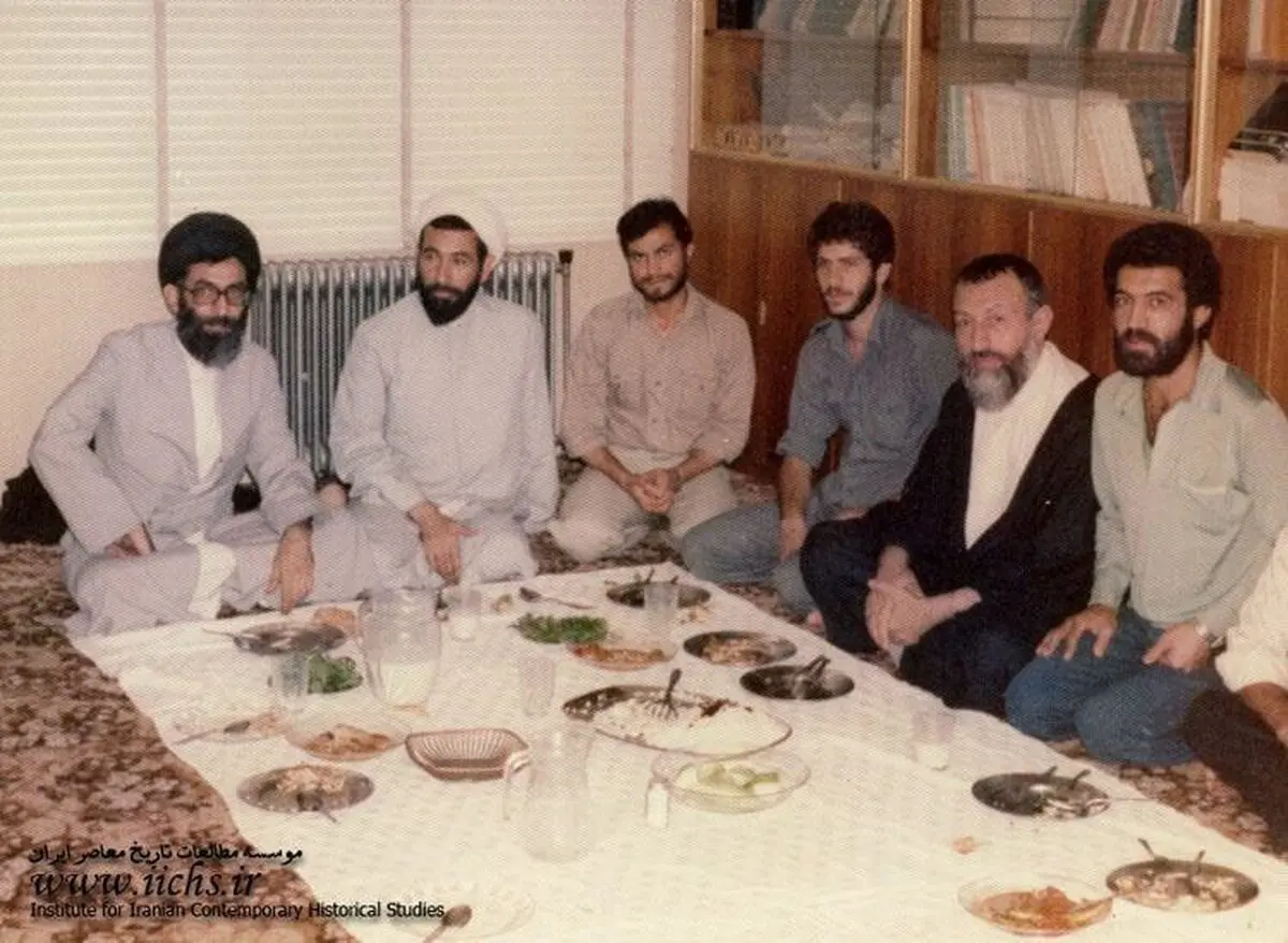 آیت الله خامنه ای و شهیدباهنر،مهمان سفره ساده شهید بهشتی/عکس