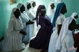 پوشش عجیب زنان راهبه در کلیسایی در کیسوموی کنیا