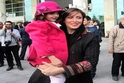 عکس کمتردیده شده مهتاب کرامتی و دخترش