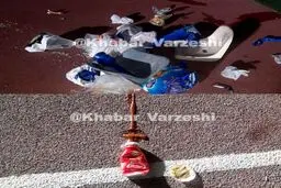 سس قرمز و اشیائی که در دربی به سمت بازیکنان پرتاب شد/عکس