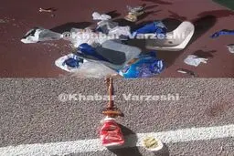 سس قرمز و اشیائی که در دربی به سمت بازیکنان پرتاب شد/عکس