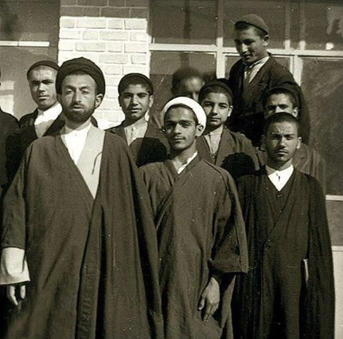 تصویر دیده نشده از روحانی در کنار آیت الله بهشتی در سال 41