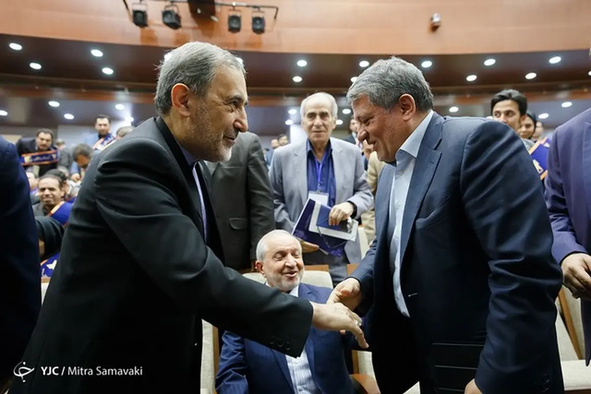 مصافحه ولایتی و محسن هاشمی در پنجمین جشنواره فرهیختگان/عکس