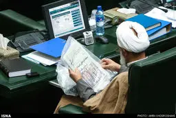 نماینده مجلس در حال مطالعه روزنامه کیهان/ عکس