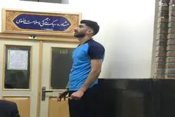 راز و نیاز علیرضا بیرانوند در حرم امام رضا(ع)/عکس
