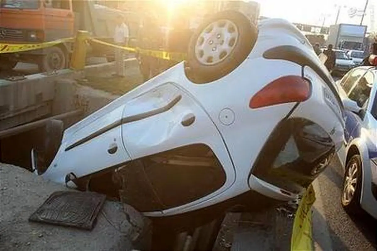 مصدومیت راننده پژو 206 در اثر سقوط در کانال آب/عکس