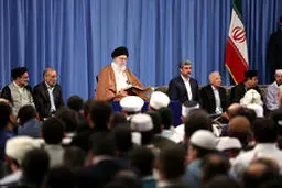 مقام معظم رهبری: بمباران چهارساله یمن، نتیجه فراموشی و دوری از قرآن است/ بسیاری از سران کشورهای عربی نوکر کفار شده‌اند