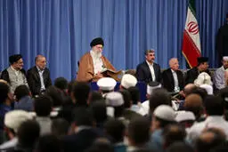 مقام معظم رهبری: بمباران چهارساله یمن، نتیجه فراموشی و دوری از قرآن است/ بسیاری از سران کشورهای عربی نوکر کفار شده‌اند