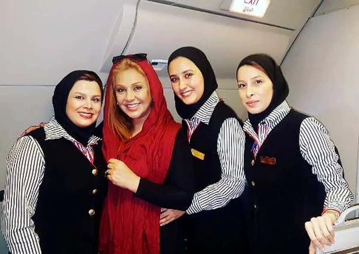 عکس یادگاری نسرین مقانلو با مهمانداران زن هواپیما
