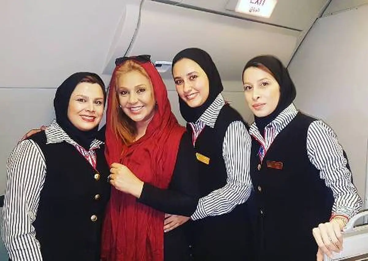عکس یادگاری نسرین مقانلو با مهمانداران زن هواپیما