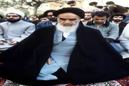 روحانی پشت سر امام خمینی /عکس