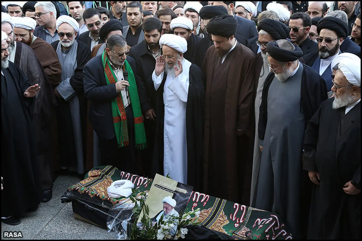 چه کسی بر پیکر آیت‌الله انصاری نماز خواند؟/ عکس