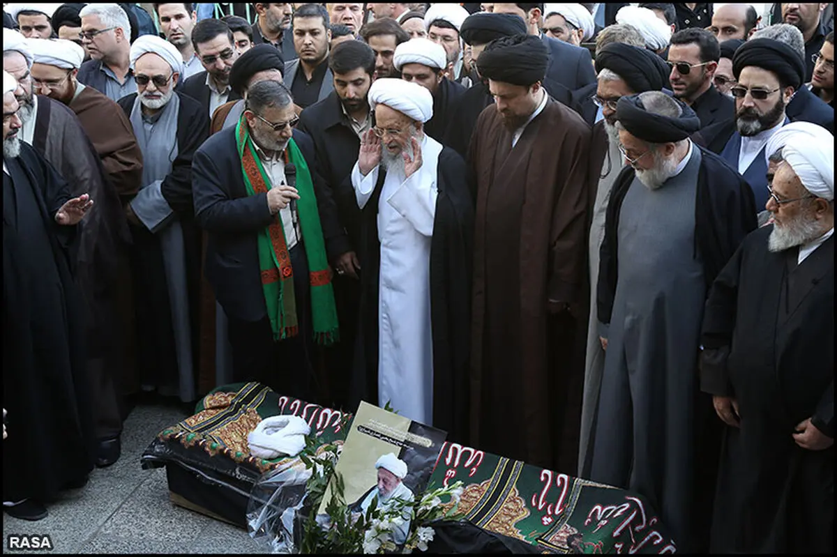 چه کسی بر پیکر آیت‌الله انصاری نماز خواند؟/ عکس