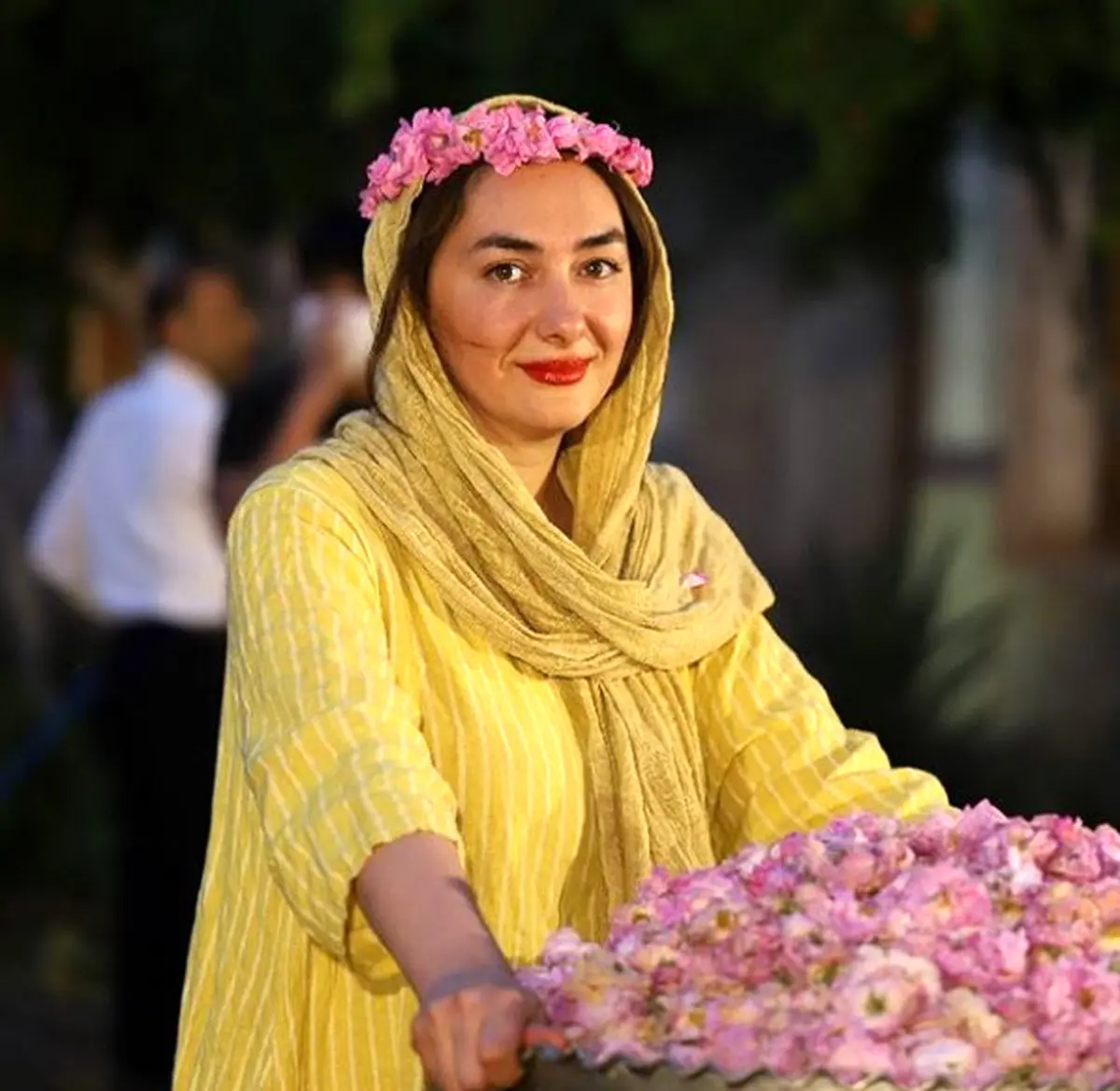 تیپ جذاب هانیه توسلی در گلاب گیری! + عکس