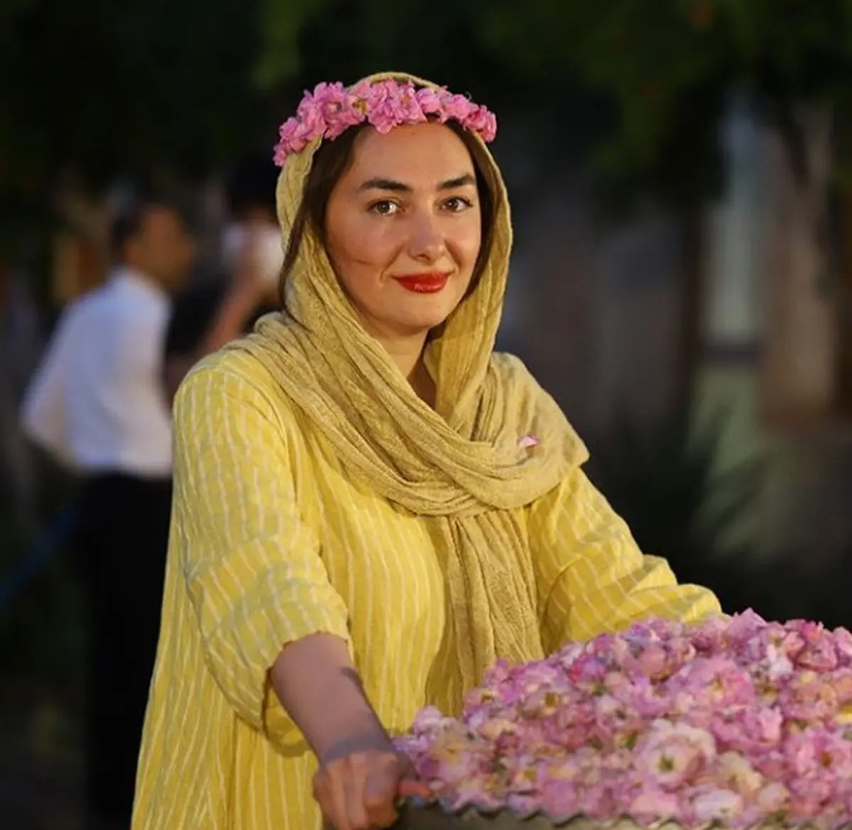 تیپ جذاب هانیه توسلی در گلاب گیری! + عکس