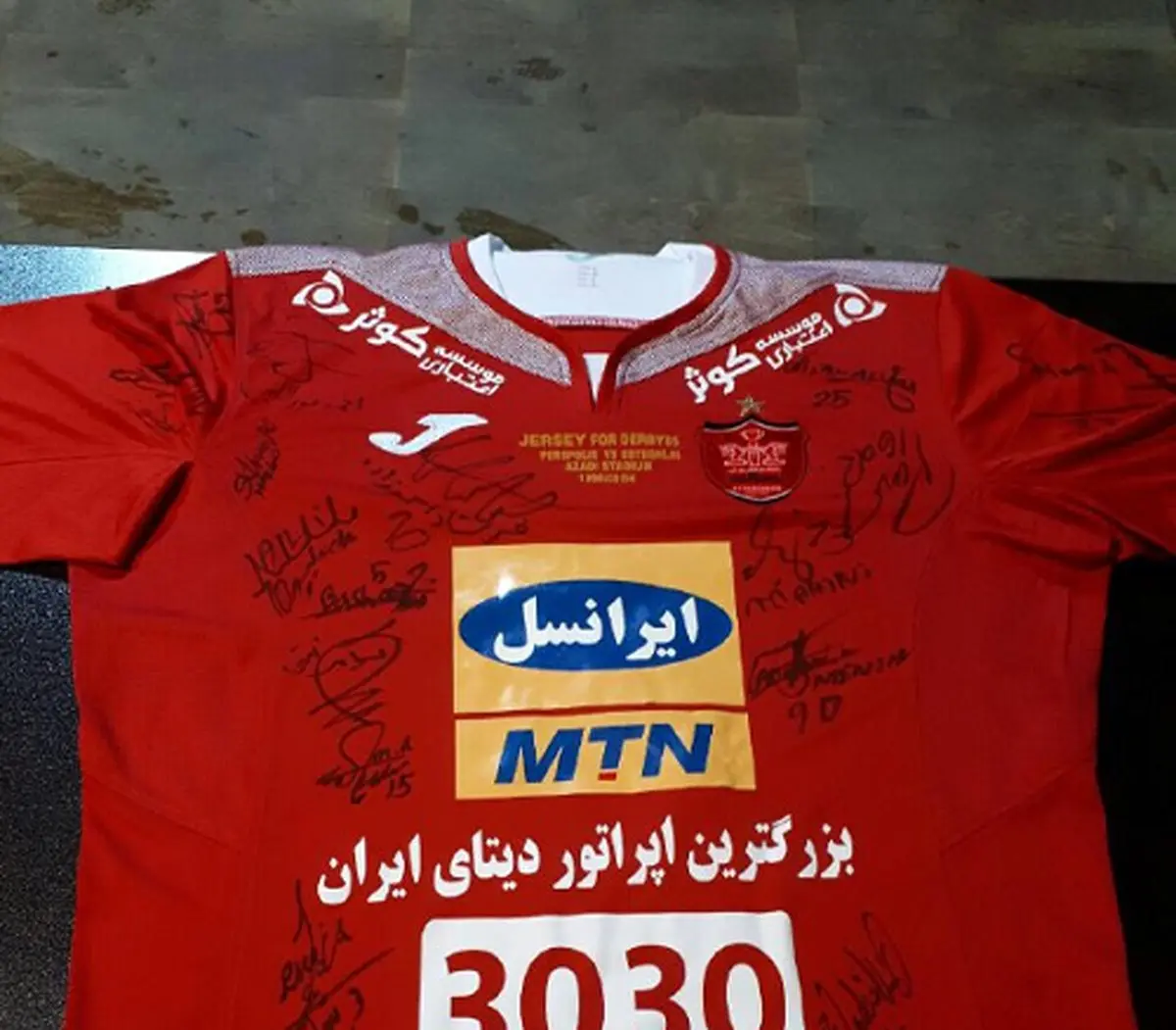 حراج پیراهن سیدجلال حسینی در دربی برای کمک به زلزله‌زدگان+عکس