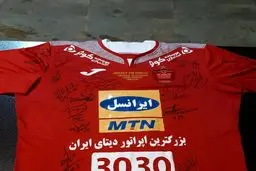 حراج پیراهن سیدجلال حسینی در دربی برای کمک به زلزله‌زدگان+عکس