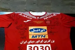 حراج پیراهن سیدجلال حسینی در دربی برای کمک به زلزله‌زدگان+عکس