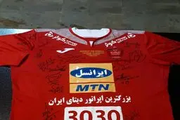 حراج پیراهن سیدجلال حسینی در دربی برای کمک به زلزله‌زدگان+عکس