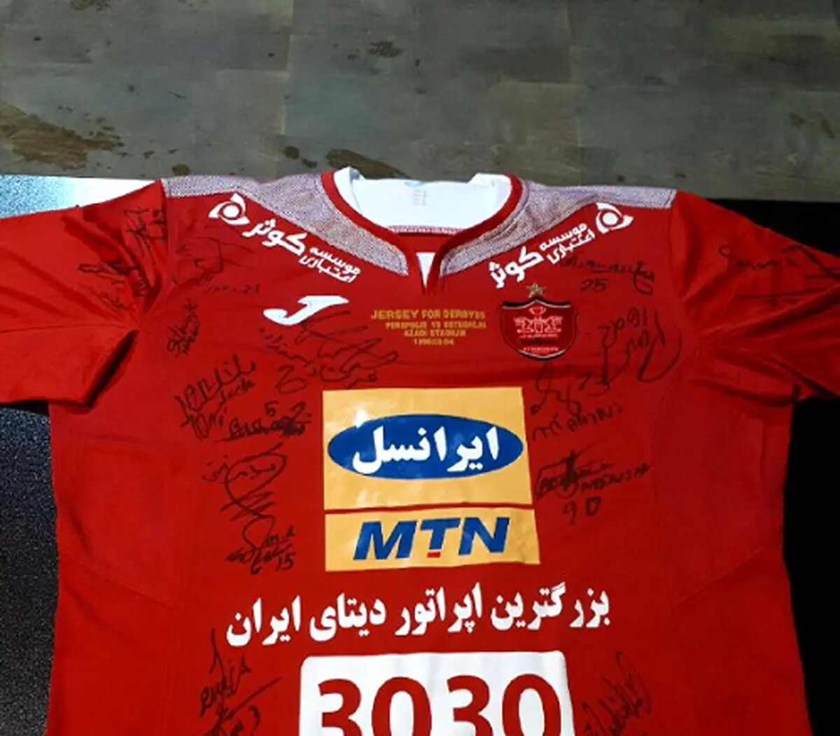 حراج پیراهن سیدجلال حسینی در دربی برای کمک به زلزله‌زدگان+عکس