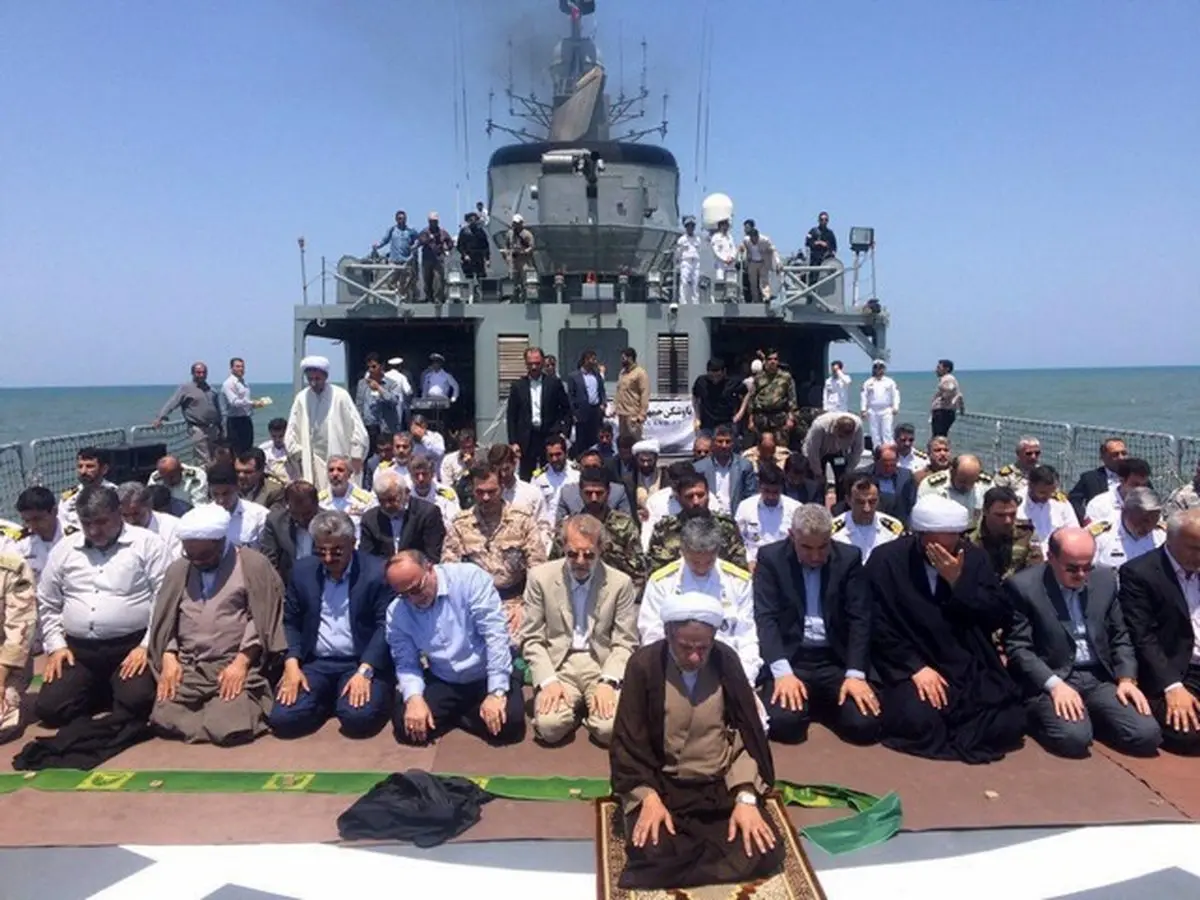 نماز جماعت لاریجانی بر روی ناو ارتش/عکس