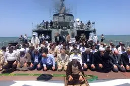 نماز جماعت لاریجانی بر روی ناو ارتش/عکس