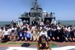 نماز جماعت لاریجانی بر روی ناو ارتش/عکس