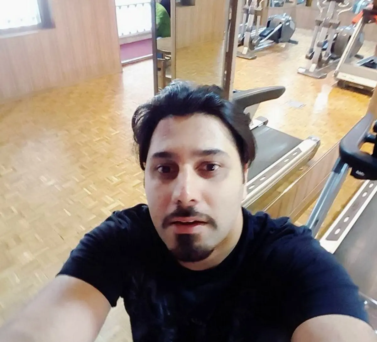 سلفی خواننده پاپ در سالن بدنسازی/ عکس