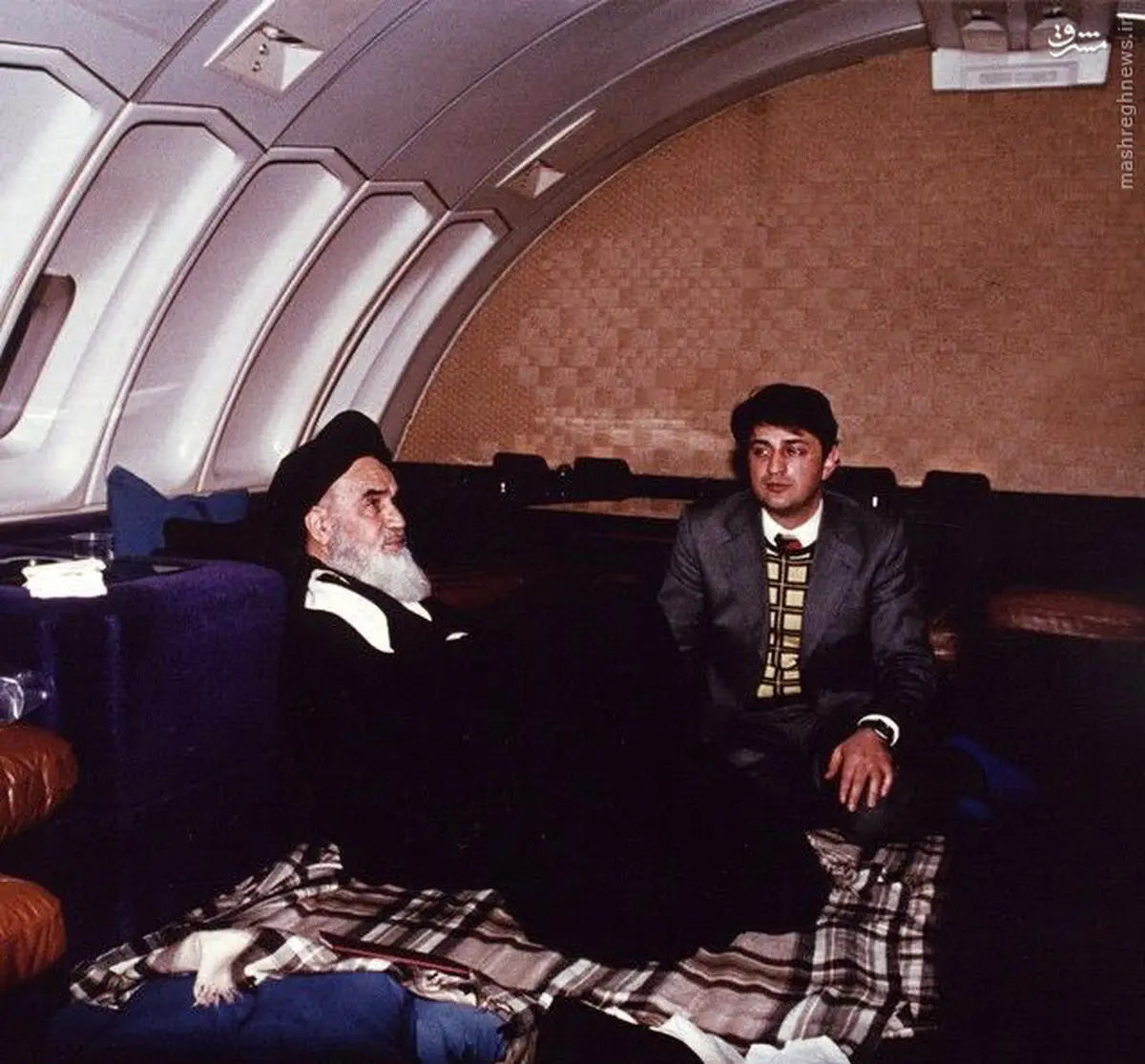 عکس/ امام خمینی(ره) و صادق طباطبایی در پرواز