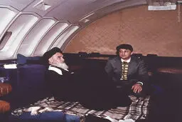 عکس/ امام خمینی(ره) و صادق طباطبایی در پرواز