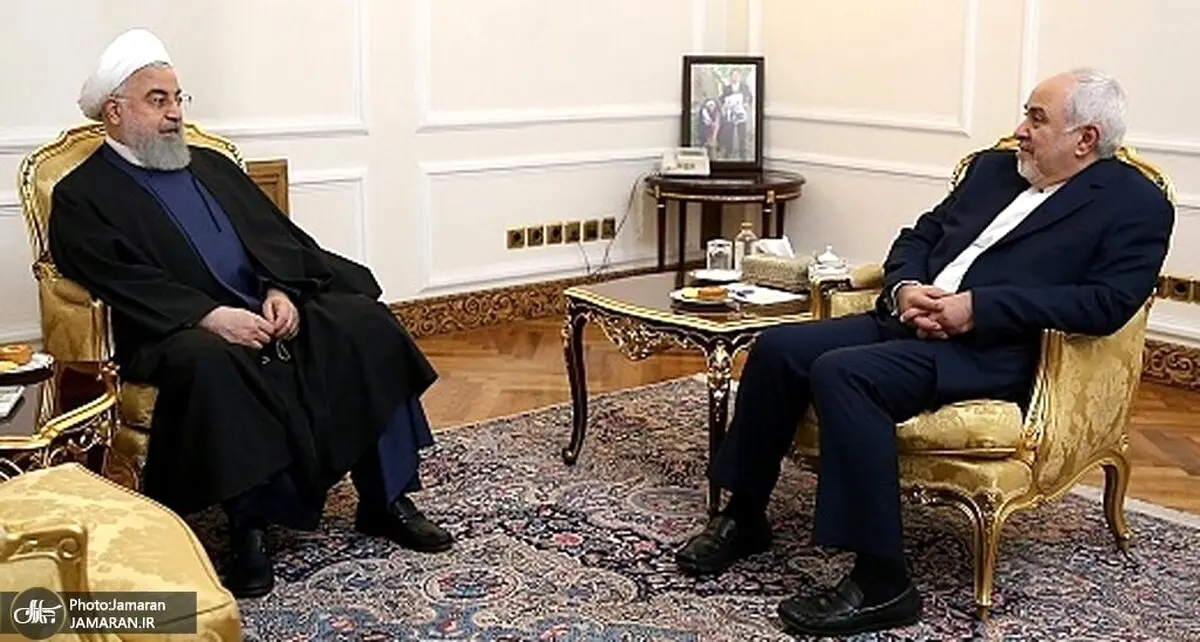 قاب عکس روی میز دفتر رئیس جمهور