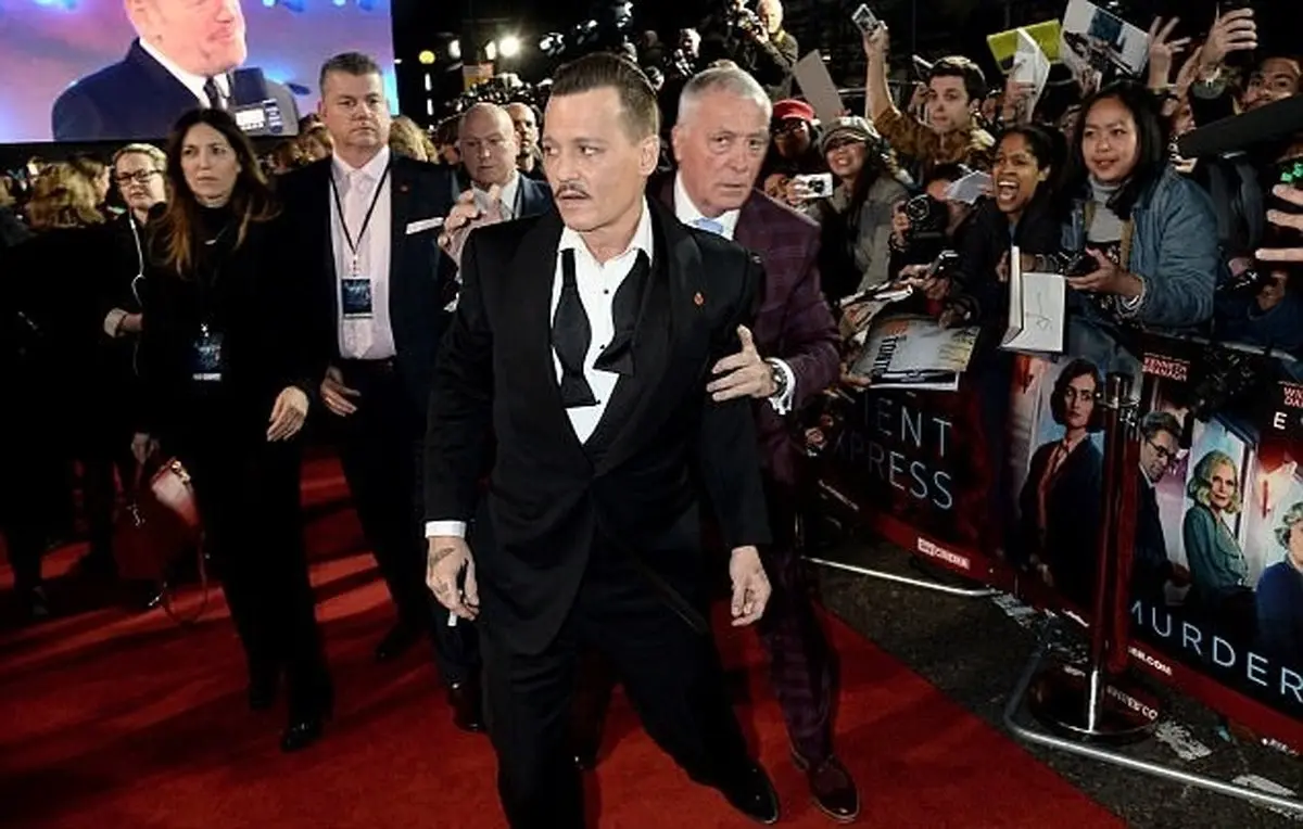 حالت غیرطبیعی آقای بازیگر بر روی فرش قرمز فیلم/تصاویر