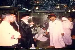 تصویری استثنایی از امام خمینی درحرم امام علی (ع)