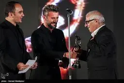 تصویر اهدای جایزه توسط امین حیایی در جشن سینمای ایران