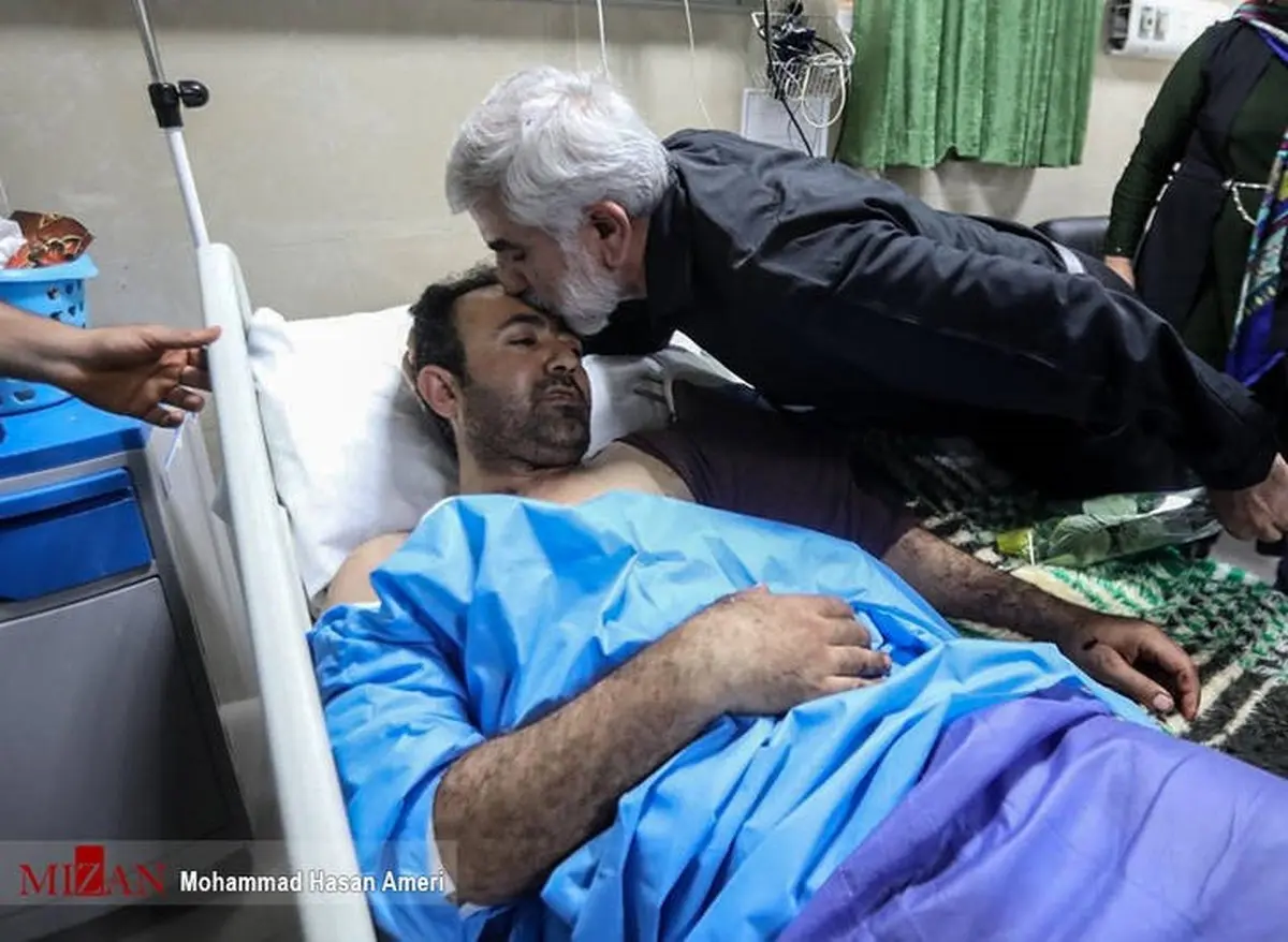 عیادت خُدام حرم رضوی از مجروحین حادثه اهواز / تصاویر