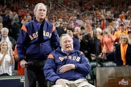 تصاویری دیدنی از بیسبال بازی کردن جورج بوش پدر و پسر