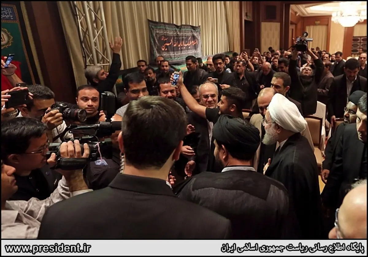 سلفی گرفتن یک ایرانی با روحانی در تایلند/عکس