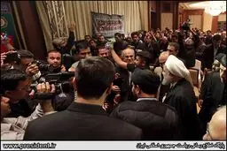سلفی گرفتن یک ایرانی با روحانی در تایلند/عکس
