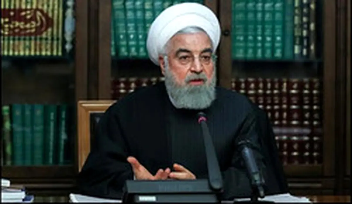 روحانی در اولین روز بازگشایی کسب و کارها: همچنان در خانه بمانید