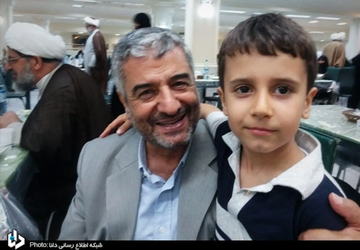 سلفی‌های یک کودک با سرداران سپاه/ عکس