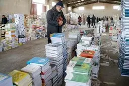بازدید خبرنگاران و ناشران از انبار کتابهای قاچاق/تصاویر