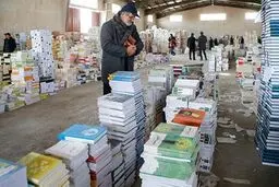 بازدید خبرنگاران و ناشران از انبار کتابهای قاچاق/تصاویر