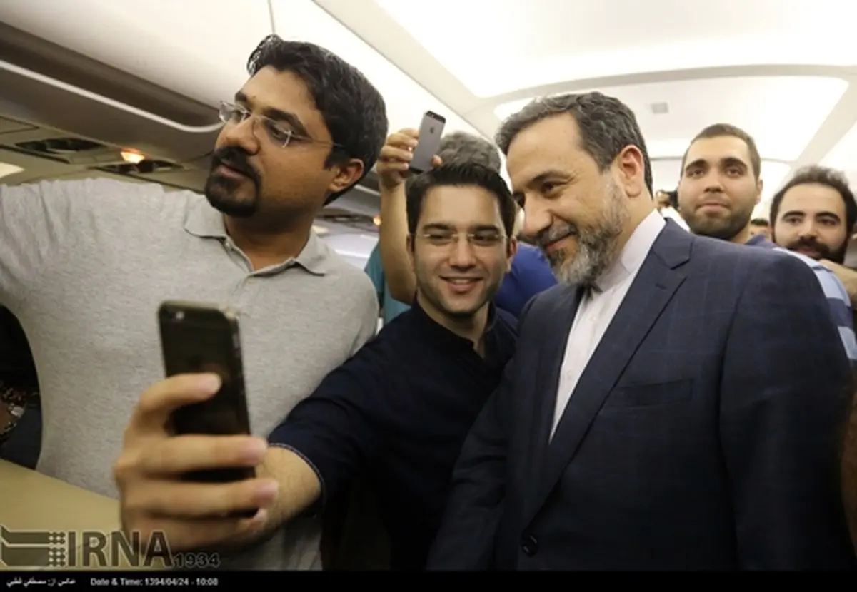 سلفی با عراقچی در هواپیما/عکس