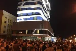 تجمع شبانه هواداران ایرانی مقابل هتل پرتغالی‌ها/ رونالدو: اجازه دهید بخوابم + عکس