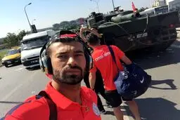 سلفی رضاییان با تانک کودتاچیان+ عکس