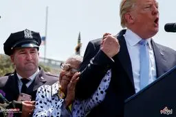 تصویری عجیب از ترامپ و مادر یک پلیس کشته شده